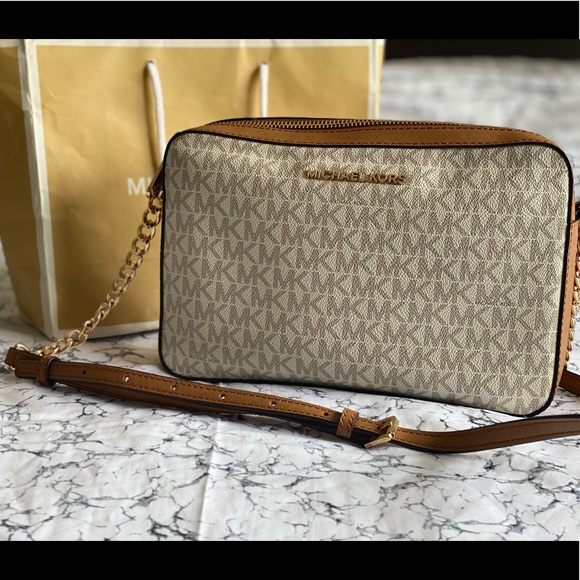 Ginny Medium Pebbled Leather Crossbody Bag - Picture 4 of 14